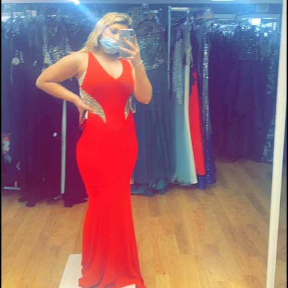 Beautiful red prom dress - Picture 3 of 3